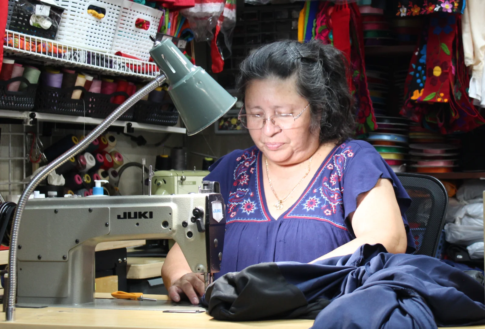 Costurera de La Placita trabajando en su máquina Juki