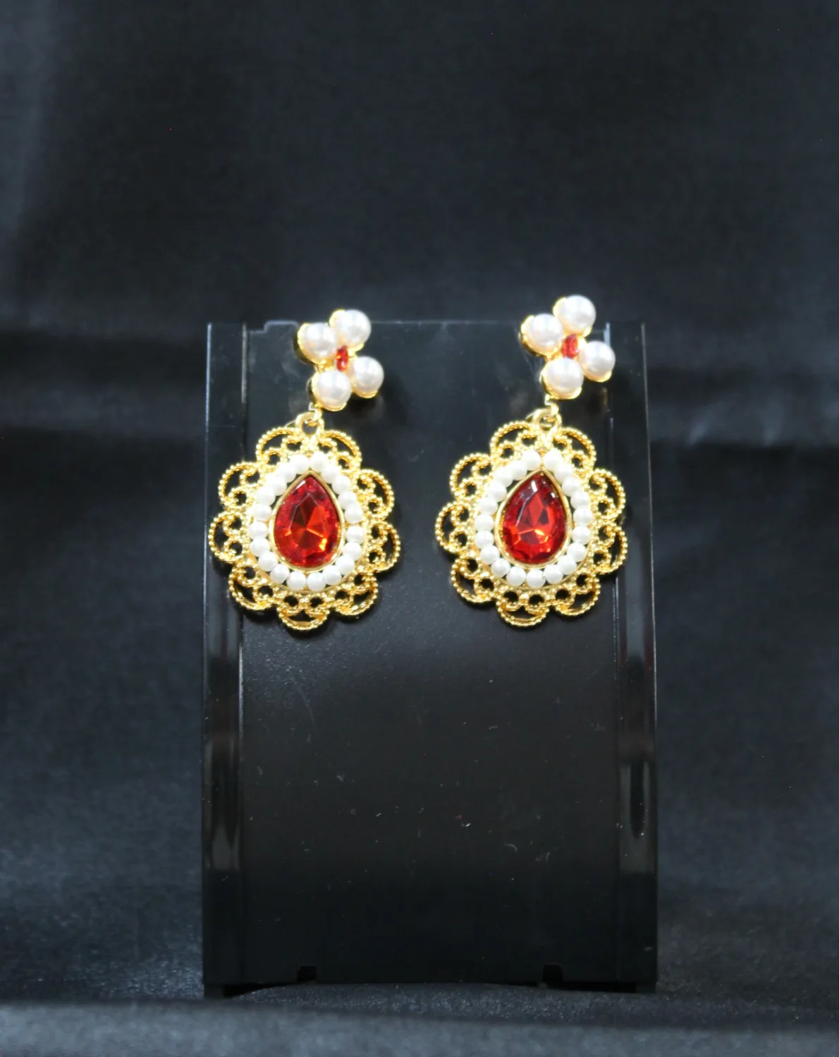 Gold earrings with pearls and red stone